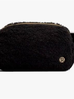 NWOT lululemon athletica Black Sherpa Crossbody Belt Bag with Gold Zipper